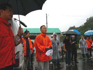 スタッフ集合時、雨の中の理事長挨拶
