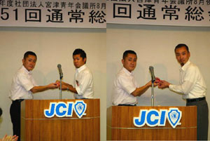 新入会員の飯尾君、宮木君に加畑理事長よりバッジ授与