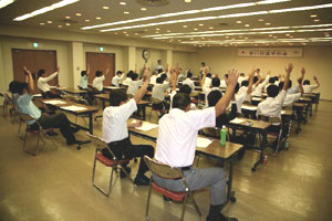 各議案は満場一致をもって承認