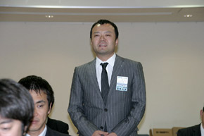 原田先生に質問する安田君