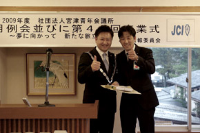 出席優良賞を受賞した高岡君