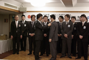 次年度役員紹介並びに役員バッジ交換の様子