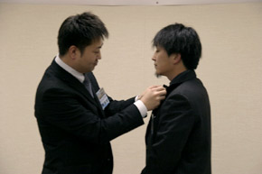 新入会員の山本君バッジ授与