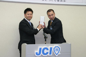 今月の誕生日でプレゼントを受けとる宮木君