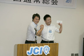 そして幾世理事長は井上副理事長から記念品を受取りました
