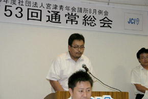 委員会報告をする由里委員長