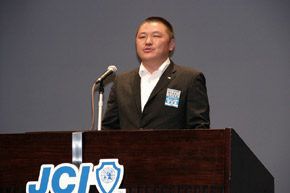 委員長による趣旨説明