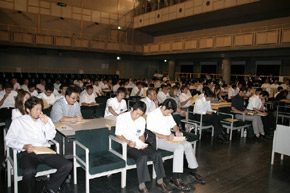 第1部での会場の様子。メンバー真剣に講義を聞きます