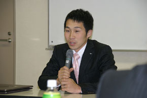 時限目は委員会ビジョン発表。まちづくり委員会 堀尾委員長の発表