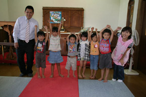 聖三一幼稚園のみんなと記念撮影