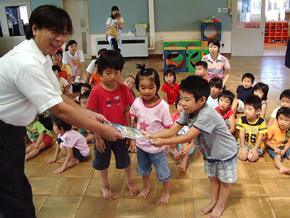 亀ヶ岡保育園に絵本を寄贈させていただきました