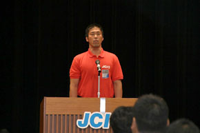 横田委員による開会宣言